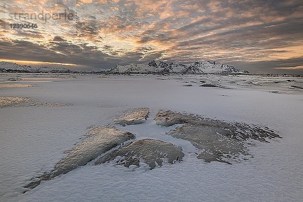 Abend am zugefrorenen Fjord  Eisstruktur  Gimsoy  Lofoten  Norwegen  Europa