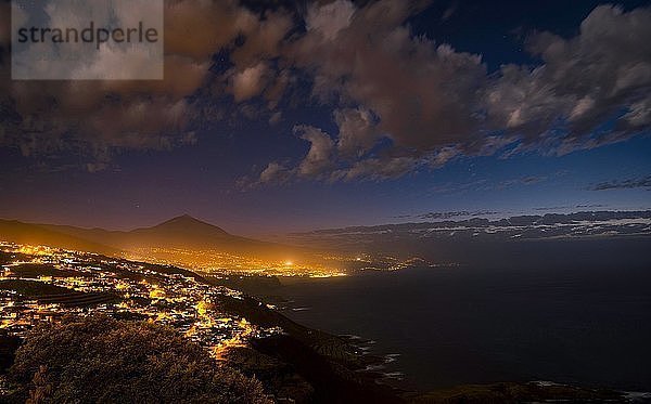 Blick auf die beleuchtete Stadt Puerto de la Cruz  Stadtansicht  Pico del Teide bei Nacht  Nordküste Teneriffa  Teneriffa  Kanarische Inseln  Kanarische Inseln  Spanien  Europa
