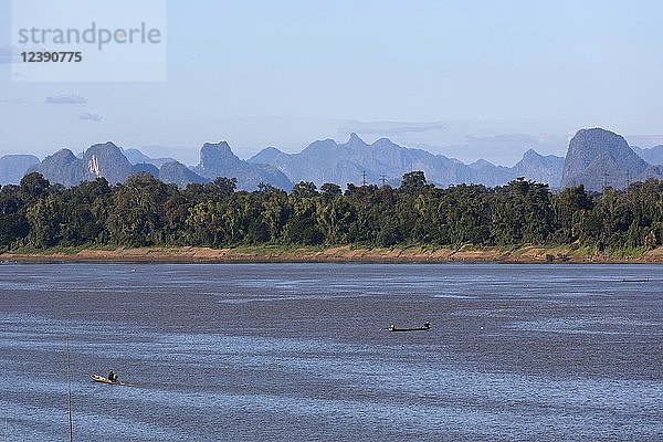 Blick über den Grenzfluss Mekong auf Karstberge in Laos  Nakhon Phanom  Isan  Thailand  Asien