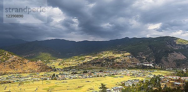 Blick auf Paro  Paro-Tal  Himalaya-Region  Bhutan  Asien