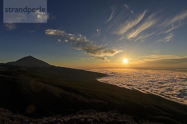 Vulkan Pico del Teide bei Sonnenuntergang  über Wolken  Nationalpark Teide  Kanarische Inseln  Teneriffa  Spanien  Europa