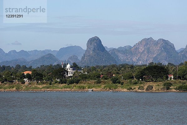 Blick über den Grenzfluss Mekong auf Karstberge in Laos  Nakhon Phanom  Isan  Thailand  Asien