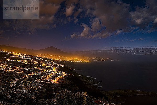 Blick auf die beleuchtete Stadt Puerto de la Cruz  Stadtansicht  Pico del Teide bei Nacht  Nordküste Teneriffa  Teneriffa  Kanarische Inseln  Kanarische Inseln  Spanien  Europa