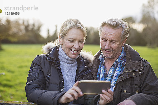 Älteres Paar nimmt Selfie mit Smartphone im Park