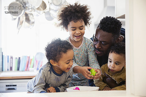 Vater und Kinder spielen