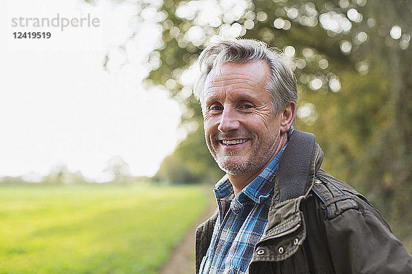 Porträt lächelnder  selbstbewusster älterer Mann im Park