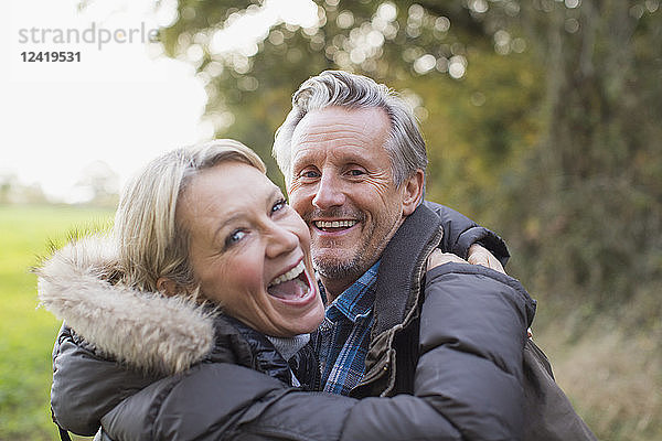 Porträt glückliches reifes Paar  das sich im Park umarmt