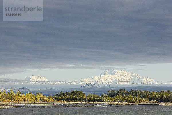 USA  Alaska  Mt. McKinley seen from Denali Road in autumn