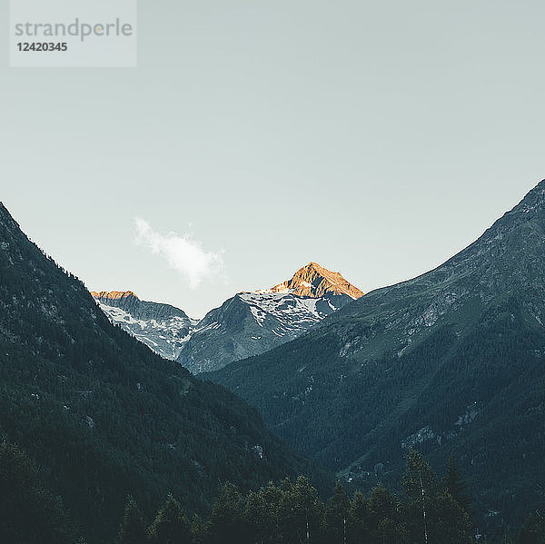 Italy  Lombardy  Chiesa in Valmalenco  mountaintop in the morning light