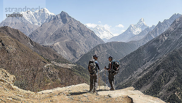 Nepal  Solo Khumbu  Everest  Sagamartha National Park  Maountaineers looking at Mount Everest