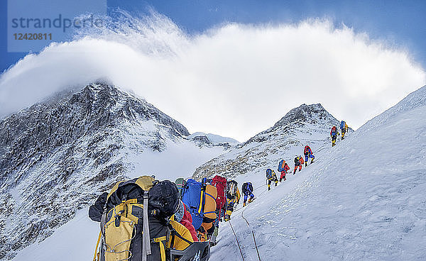 Nepal  Solo Khumbu  Everest  Sagamartha National Park  Roped team ascending  wearing oxigen masks