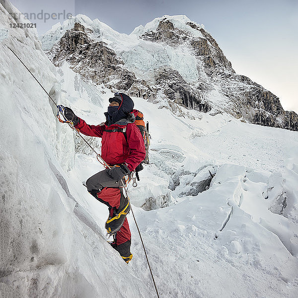 Nepal  Solo Khumbu  Everest  Sagamartha National Park  Mountaineer climbing icefall