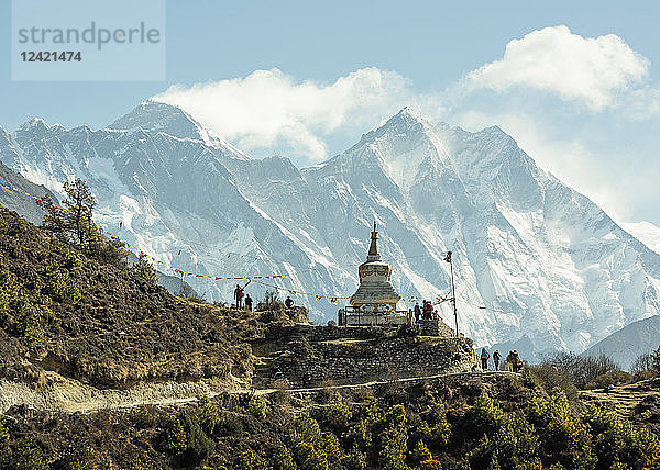 Nepal  Solo Khumbu  Everest  Sagamartha National Park  People visiting stupa