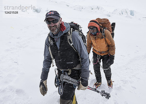 Nepal  Solo Khumbu  Everest  Sagamartha National Park  Mountaineers arriving at Western Cwm