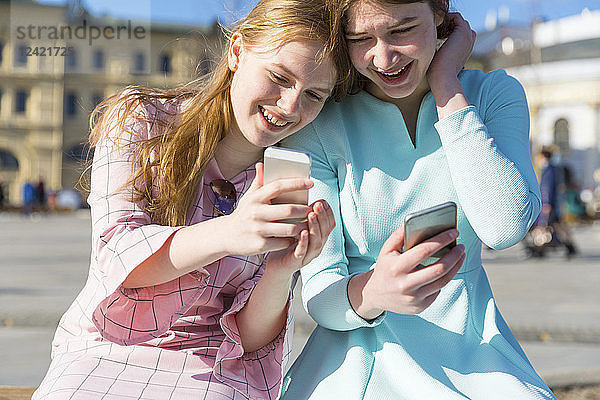 Russia  Moscow  teenage girls with smartphones in the city