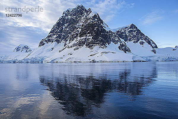 Antarctic  Antarctic Peninsula  glaciated mountains in Lemaire Channel