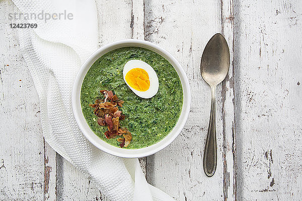 Spinach soup with egg and bacon