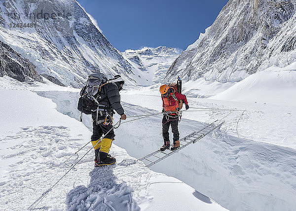 Nepal  Solo Khumbu  Everest  Sagamartha National Park  Mountaineers crossing icefall at Western Cwm