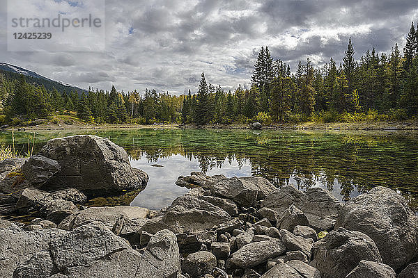 Kanada  Alberta  Jasper  Blick auf einen See im Tal der fünf Seen