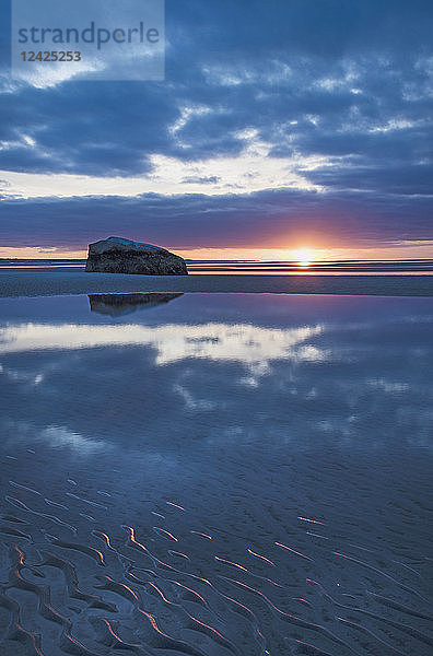 USA  Massachusetts  Cape Cod  Orleans  Felsen spiegelt sich im Meer bei Sonnenuntergang