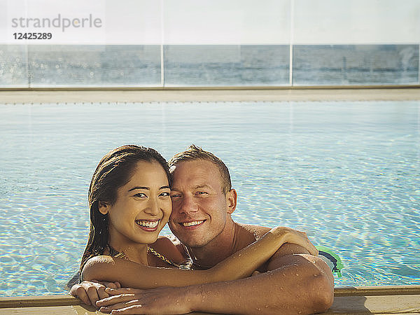 Porträt eines sich umarmenden Paares im Schwimmbad