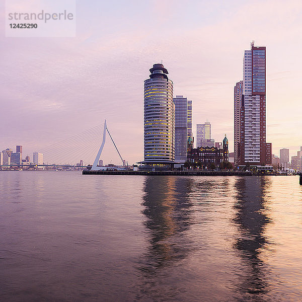 Niederlande  Rotterdam  Altes Gebäude zwischen Wolkenkratzern