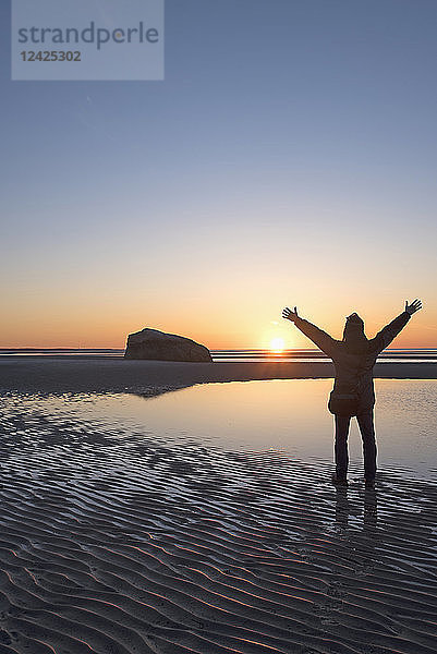 USA  Massachusetts  Cape Cod  Orleans  Mann beobachtet Sonnenuntergang am Strand