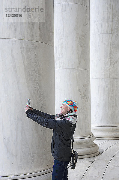 Frau nimmt Selfie von Säulen