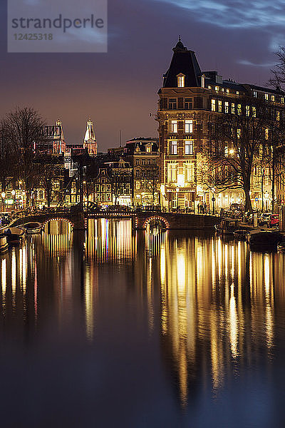 Niederlande  Amsterdam  Klappbrücke über den Kanal bei Nacht