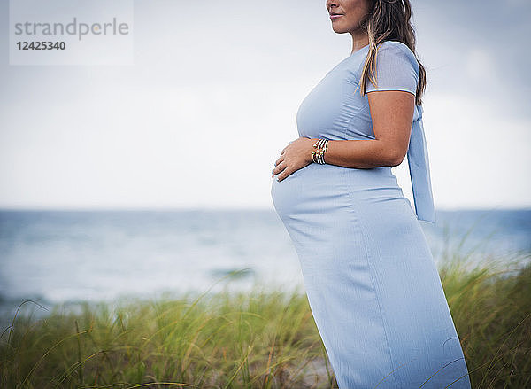 Schwangere Frau im blauen Kleid