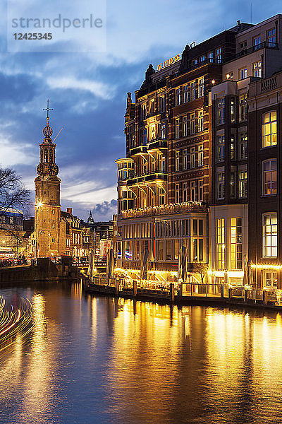 Niederlande  Amsterdam  Gebäude am Kanal bei Nacht
