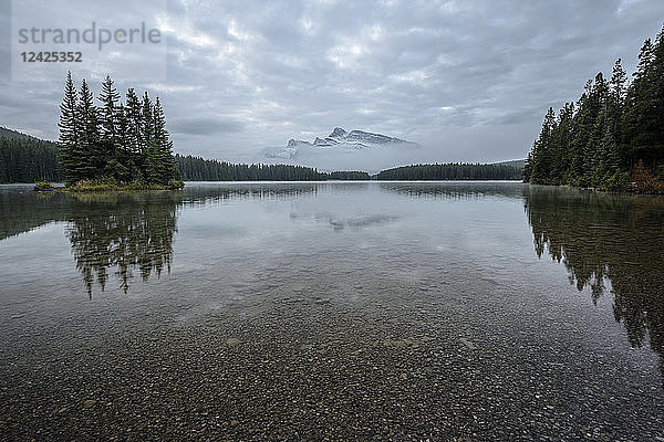 Kanada  Alberta  Two Jack Lake  Berggipfel in Wolken