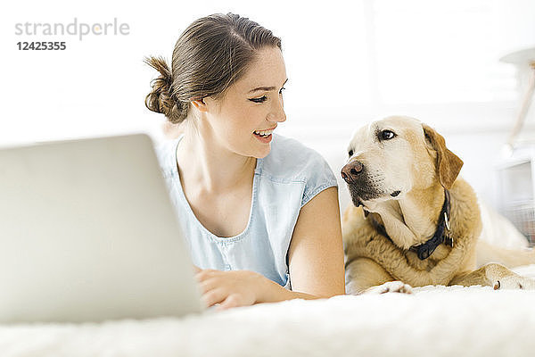 Frau mit Laptop und Hund
