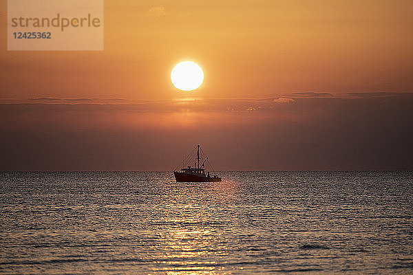 Fischerboot bei Sonnenuntergang