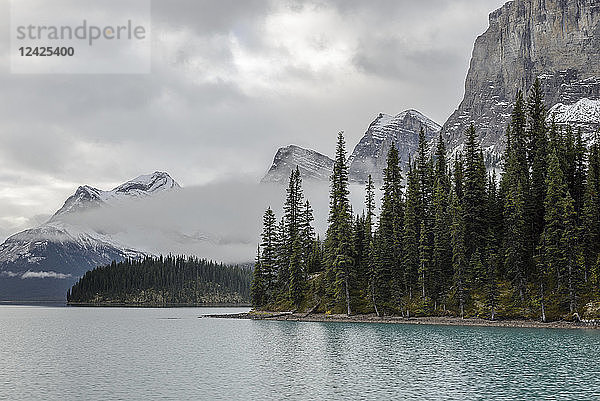 Kanada  Alberta  Jasper  Wolken über Bergen und Maligne Lake