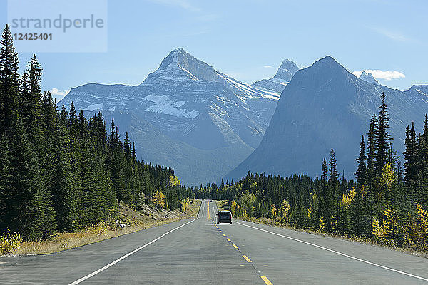 Kanada  Alberta  Banff  AB-93 Straße in Berglandschaft
