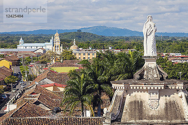 Nicaragua  Granada  Statue der Jungfrau Maria auf der Spitze der Kirche La Merced