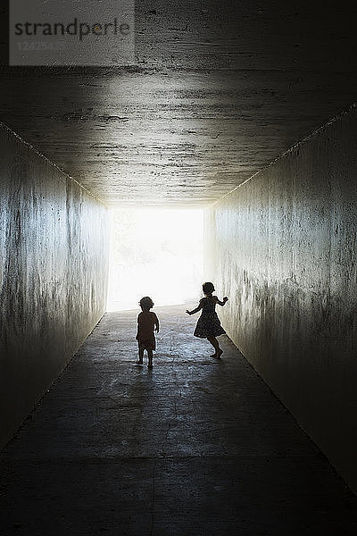 Silhouetten von Kindern im Tunnel