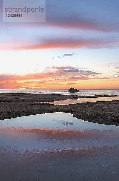 USA  Massachusetts  Cape Cod  Orleans  Meer bei Sonnenuntergang