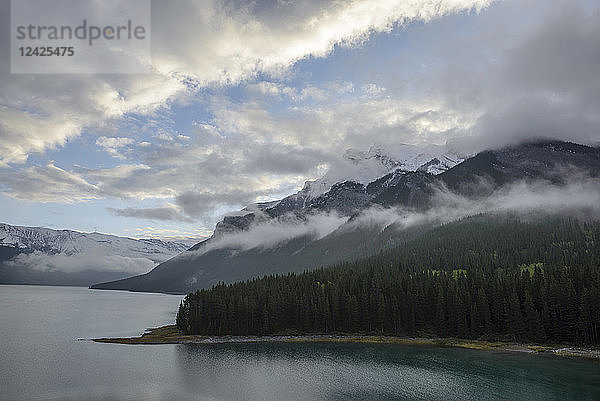 Kanada  Alberta  Banff  Wolken über Bergen
