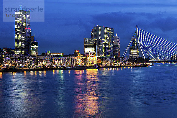 Niederlande  Rotterdam  Stadtbild bei Nacht