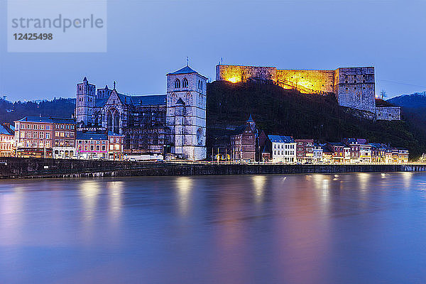 Belgien  Wallonien  Huy  Huy Zitadelle und Notre Dame Kirche bei Nacht