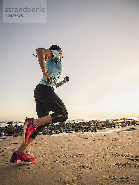 USA  Kalifornien  Newport Beach  Frau joggt am Strand