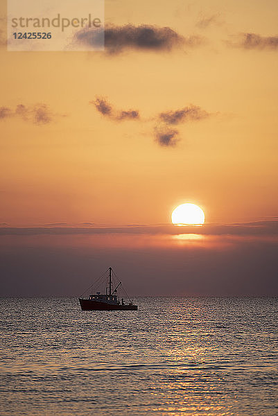 Fischerboot bei Sonnenuntergang