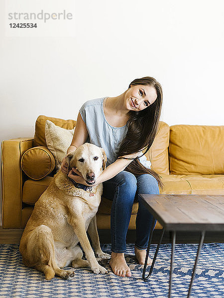 Frau auf Sofa mit Hund
