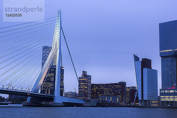 Niederlande  Rotterdam  Stadtbild in der Abenddämmerung