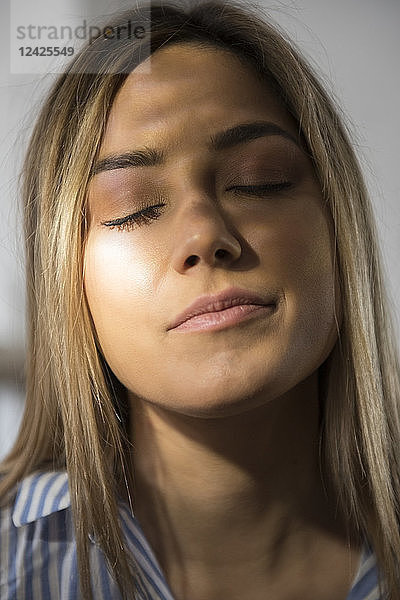 Porträt einer jungen Frau mit geschlossenen Augen
