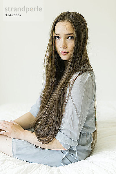 Porträt einer jungen Frau mit langen braunen Haaren