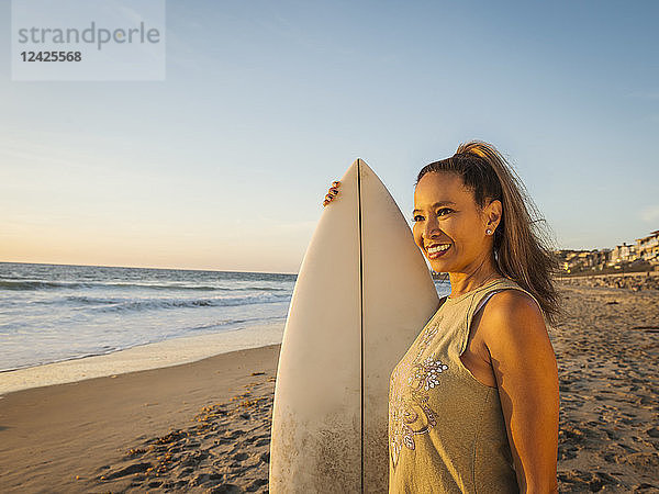 Porträt einer Frau mit Surfbrett