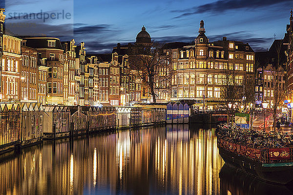 Niederlande  Amsterdam  Beleuchtete Altstadt über der Gracht in Amsterdam